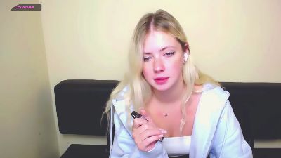 AliceMeaww_ from United States