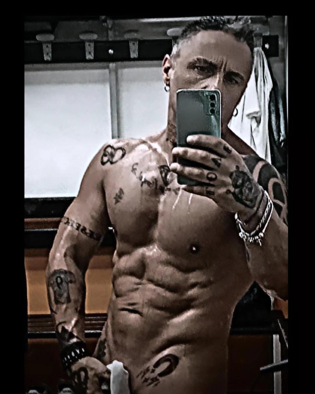 Bruno21nudo from Italy