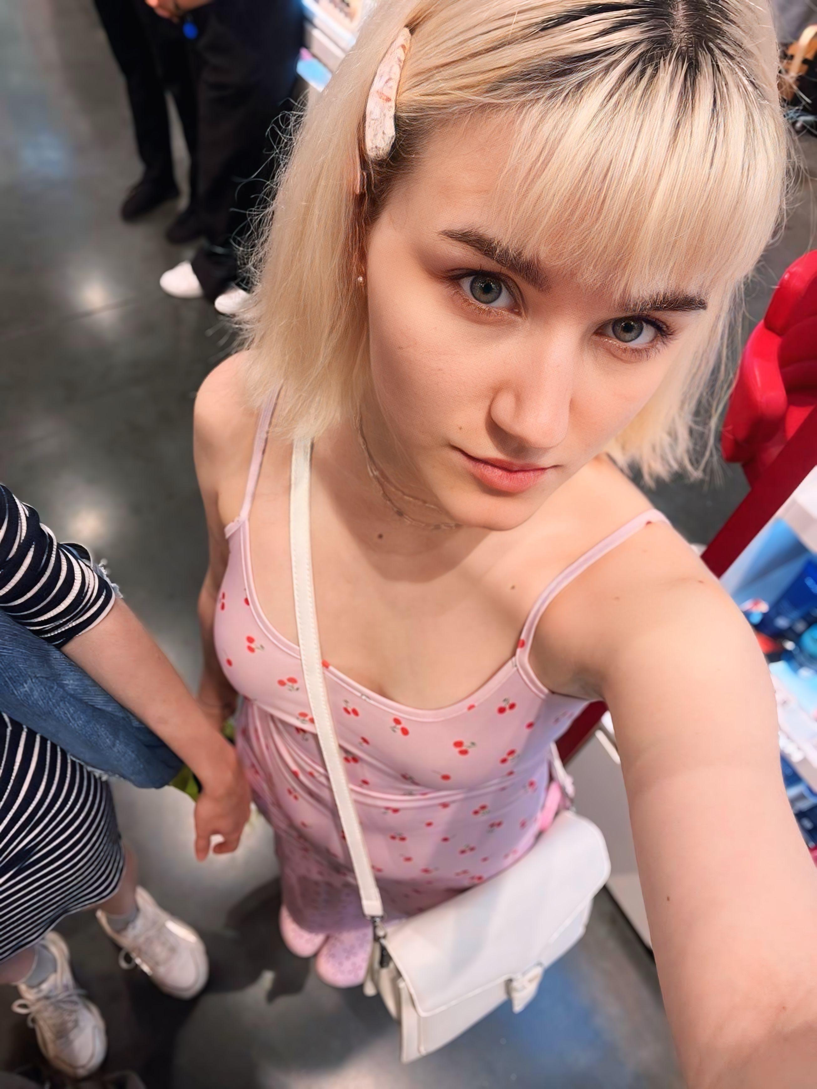 GiovannaClewis from France