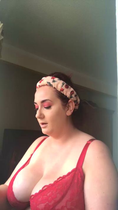 Meggieee98 from United Kingdom