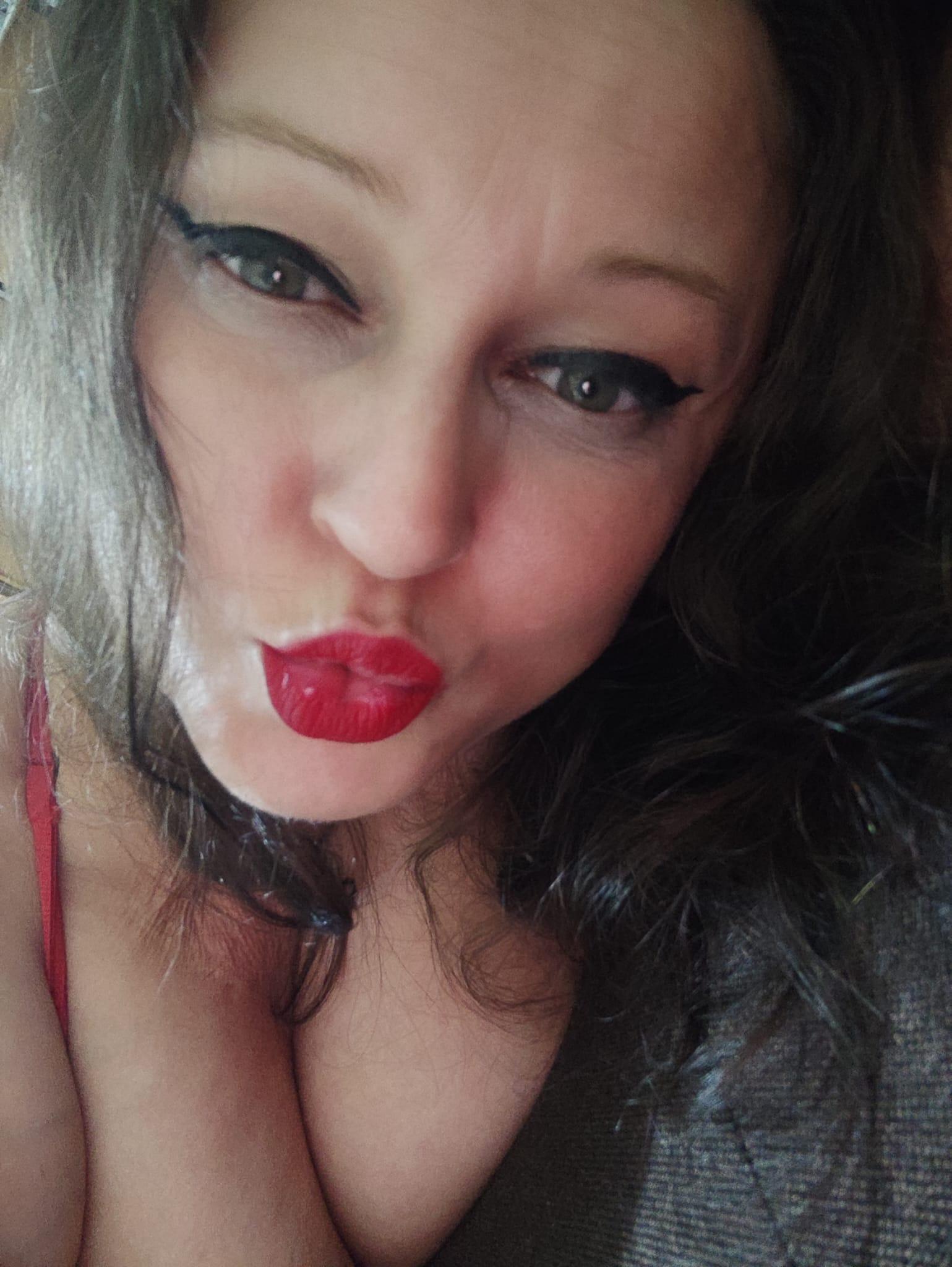 YourhotMery from France