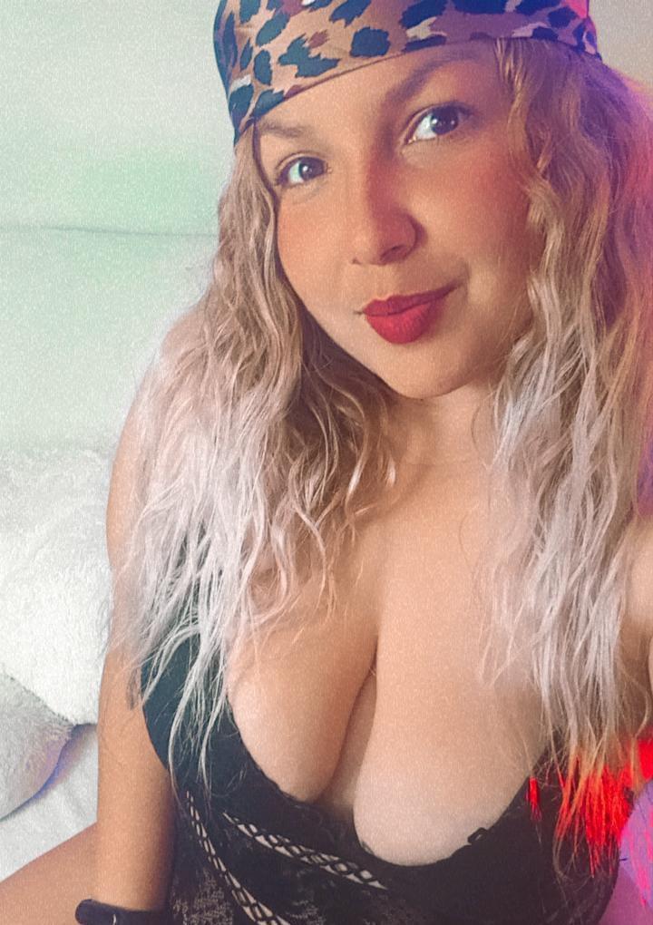 curvy_miranda from Italy